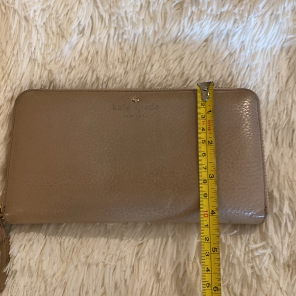Kate Spade ♠️ tan, full zip wallet with a TON of card slots and inner zip area - Picture 12 of 13